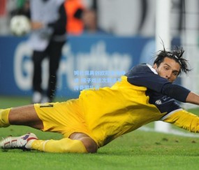 【开云体育app下载】姆巴佩再创欧冠客场神迹 帽子戏法次数追平传奇因扎吉